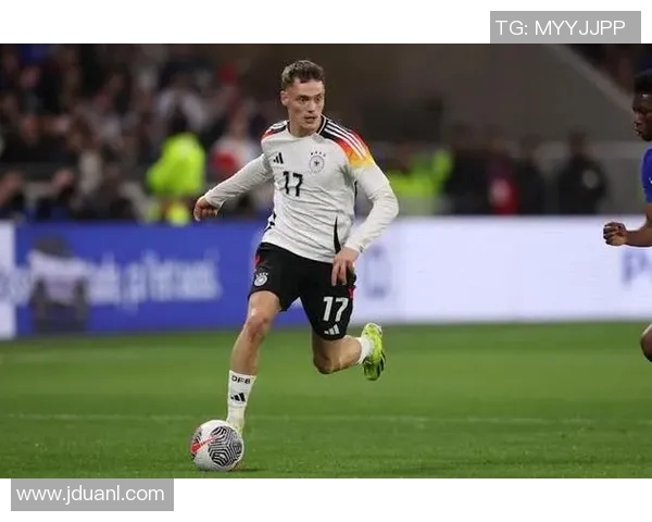 弗洛里安维尔茨与梅西年轻时期的技术风格与潜力对比分析