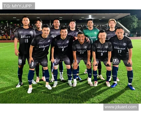 英格兰中学生足球明星崭露头角展现未来足球希望与梦想